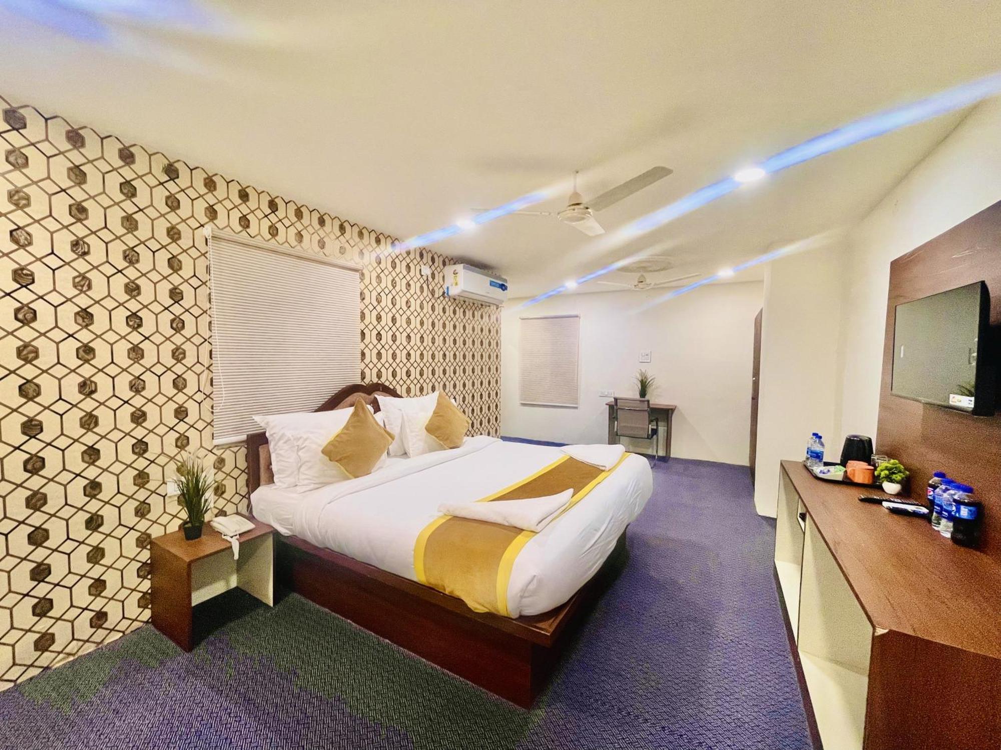 Hotel Eagle Grand Hyderabad Airport Zone 샴샤바드 외부 사진
