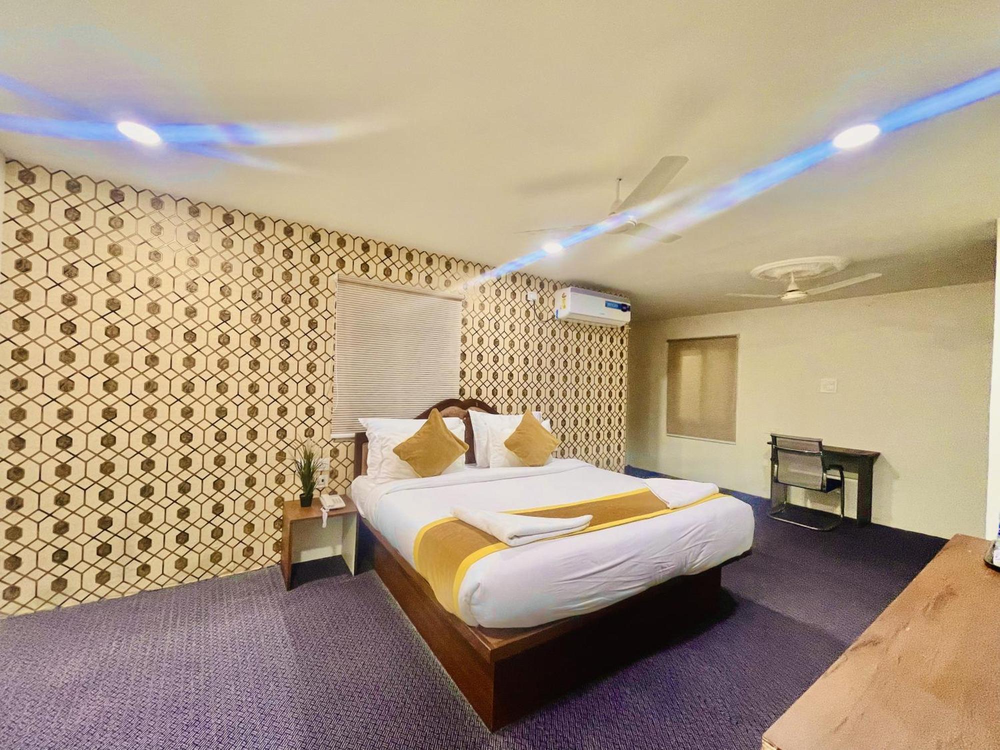 Hotel Eagle Grand Hyderabad Airport Zone 샴샤바드 외부 사진